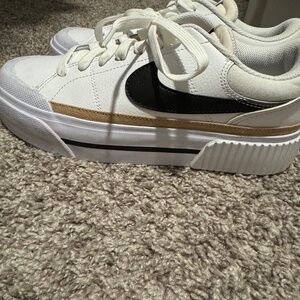 Nike legacy court lift size 7